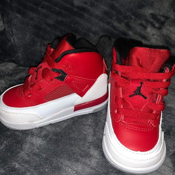 Kids red Jordan shoes - Picture 3 of 4